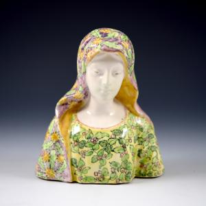Busto di Madonna con manto a decoro floreale e bacche